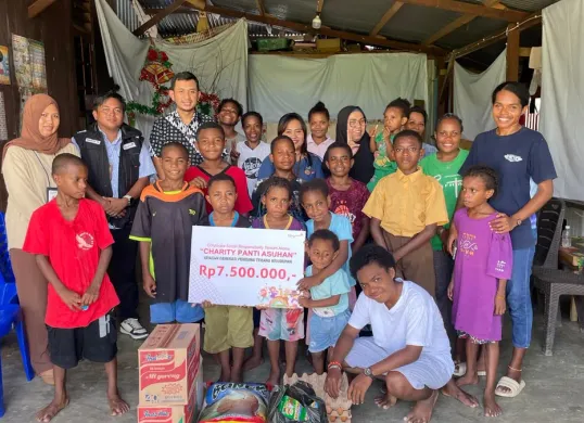 Penyerahan bantuan Telkom Akses kepada panti asuhan Yayasan Generasi Pembawa Terang Kehidupan, beberapa waktu yang lalu. (Sumber: Dok. Telkom)