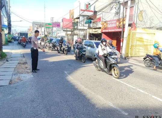 Petugas kepolisian menunjukan TKP kecelakaan maut yang menewaskan pengendara motor di Jalan Raya Cinere, Kecamatan Cinere, Kota Depok, Jumat, 14 Maret 2025. (Sumber: Poskota/Angga Pahlevi)