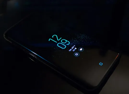 7 cara rawat layar hp tipe AMOLED agar terhindar dari shadow atau burn in. (Sumber: Pexels/Noah Erickson)