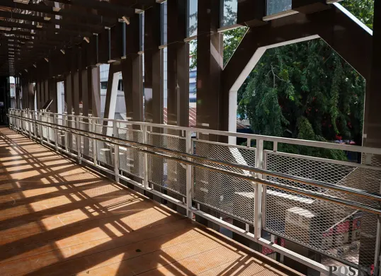 Ilustrasi. JPO Sarinah, Jalan MH Thamrin, Jakarta Pusat, dibangun kembali. (Sumber: Poskota/Bilal Nugraha Ginanjar)