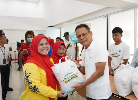 General Manager PLN Unit Induk Distribusi Jakarta Raya, Lasiran menyerahkan sembako tebus murah kepada warga Johar Baru, Jakarta Pusat, Jumat, 14 Maret 2025. (Sumber: Dok. PLN UID Jakarta Raya)