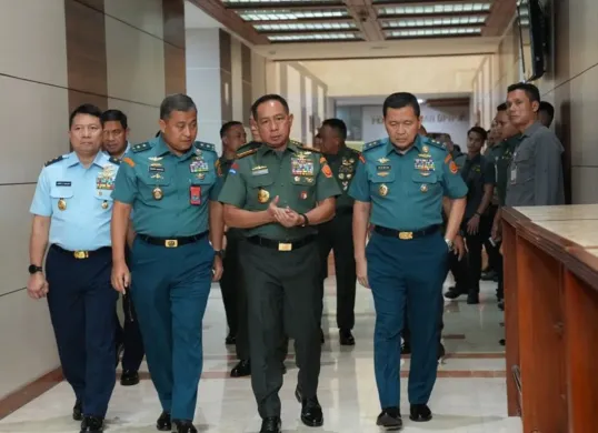 Panglima TNI Jenderal TNI Agus Subiyanto menghadiri rapat dengan Komisi I DPR RI terkait RUU TNI di Ruang Rapat Banggar DPR RI, Jakarta Pusat, pada Kamis, 13 Maret 2025. (Sumber: X/@Puspen_TNI)