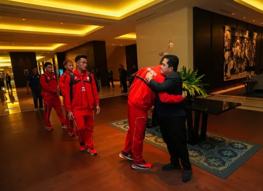 Ketum PSSI, Erick Thohir melepas rombongan kedua Timnas Indonesia ke Australia, Minggu 16 Maret 2025. (Foto: Dok. PSSI)