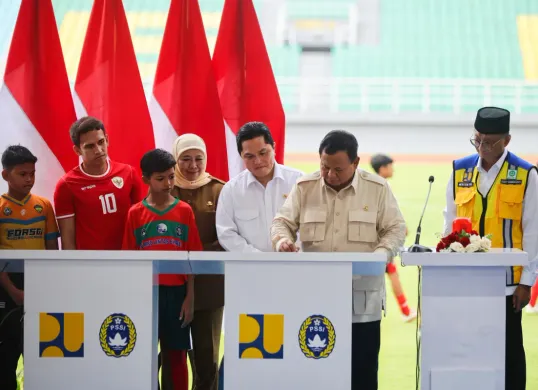 Presiden Prabowo Subianto, Erick Thohir dan sejumlah pihak lainnya meresmikan 17 Stadion pasca renovasi. (Sumber: Pssi.org)