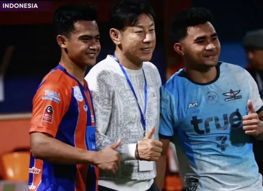 Mantan pelatih Timnas Indonesia Shin Tae Yong menemui mantan anak asuhnya Asnawi Mangkualam dan Pratama Arhan di Thailand. (Sumber: IG: @seasiagoal)