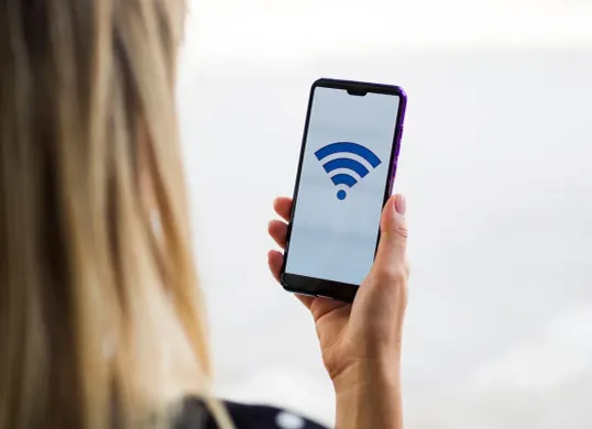Ilustrasi mengganti sinyal WiFi di rumah. (Sumber: Freepik)