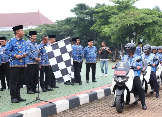 Wakil Bupati Bekasi, Asep Surya Atmaja melepas 23 Kendaraan Dinas Operasional Roda Dua untuk administrasi kependudukan di Plaza Pemkab Bekasi Cikarang Pusat, Senin, 17 Maret 2025. (Sumber: Dok. Pemkab Bekasi)