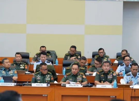 Panglima TNI Jenderal TNI Agus Subiyanto menghadiri rapat dengan Komisi I DPR RI terkait RUU TNI. (Sumber: X/@Puspen_TNI)