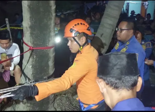 Proses evakuasi jasad bocah berinisial MF, 4 tahun, dari dalam sumur oleh personil BPBD dan Damkar Kabupaten Serang. (Sumber: Dok. BPBD Kabupaten Serang)