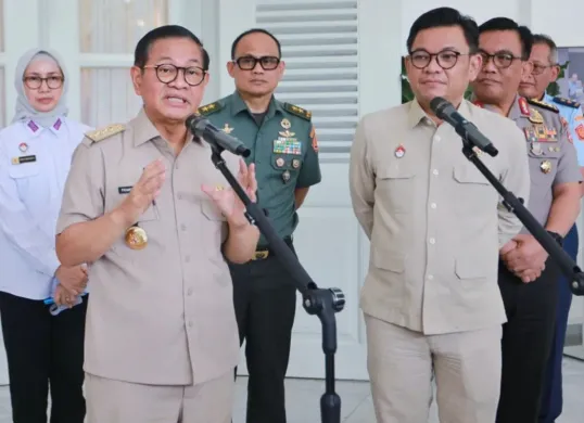 Gubernur Lemhannas, Ace Hasan Syadzily (kanan) saat menyambangi Balai Kota, Jakarta Pusat, Senin, 17 Maret 2025. (Sumber: Dok. Pemprov Jakarta)