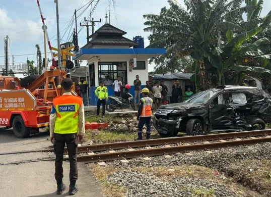 Petugas Polres Serang Kota dibantu Astra Infra dan keamanan PT KAI saat mengevakuasi mobil Pajero sport yang tertabrak kereta. (Sumber: Dok. Humas Polres Serang Kota)