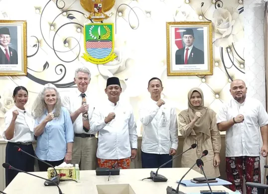 Wakil Bupati Bekasi Asep Surya Atmaja, Elder (Ketiga Kiri) and Sister Levesque (Kedua Kiri) Salt Lake City, Utah, AS di Ruang Rapat Bupati, Gedung Bupati, Komplek Pemkab Bekasi, Cikarang Pusat, Jumat, 14 Maret 2025. (Sumber: Dok. Pemkab Bekasi)