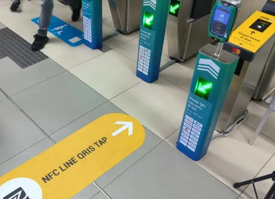 bayar KRL dan MRT kini bisa dengan menggunakan QRIS Tap. (Sumber: X/@MiyanagiDeswira)