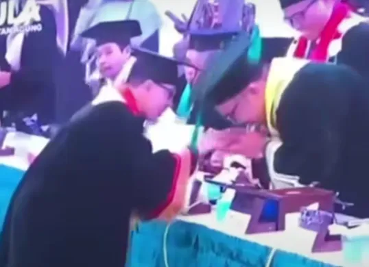 Viral rekaman video saat Wisuda Buya Yahya di Universitas Islam Sultan Agung (Unissula) Semarang malah jajaran Rektor yang berebut cium tangan sang ulama asal Cirebon tersebut. (Sumber: Capture Video Netijen)