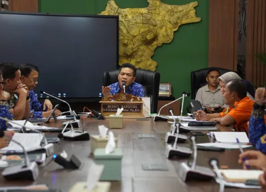 Bupati Bandung Dadang Supriatna saat memimpin rapat koordinasi evaluasi penanganan dan tanggap darurat bencana. (Sumber: Dok. Pemkab Bandung)