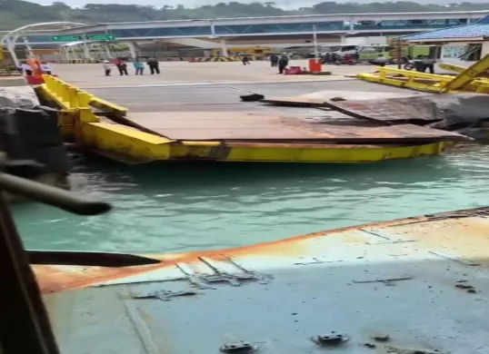 Penampakan movable bridge di dermaga eksekutif Pelabuhan Merak yang hancur dihantam kapal Portlink 3. (Sumber: Tangkap Layar Instagram/@vibesbanten)