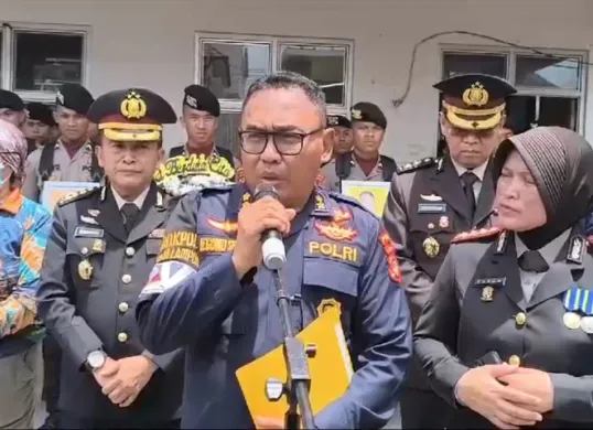 Vice Commander DVI Biddokkes Polda Lampung, AKBP Legowo Hamijaya menjabarkan hasil autopsi terhadap 3 polisi yang gugur ditembak anggota TNI. (Sumber: Dok. Tim DVI Polda Lampung)