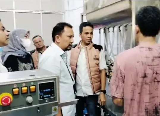 Satreskrim Polres Metro Jakarta Barat membongkar praktik produksi dan pengepakan minyak goreng merek MinyaKita tanpa izin di wilayah Meruya, Jakarta Barat, Senin, 17 Maret 2025. (Sumber: Dok. Humas Polres Jakarta Barat)