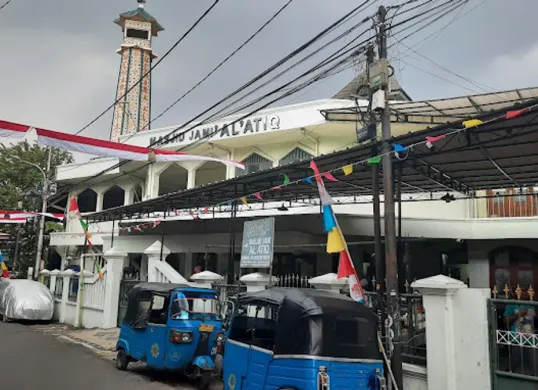 Masjid Jami Al-Atiq di Kampung Melayu Besar. (Sumber: gmaps)