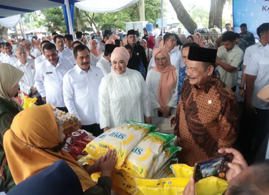 Menteri Imigrasi dan Pemasyarakatan, Agus Andrianto meninjau pelaksanaan bazar Ramadan. (Sumber: Dok. Humas Kementerian Imigrasi dan Pemasyarakatan)