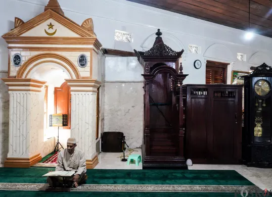 Suasana di dalam Masjid Jami An-Nawier, yang berlokasi di Pekojan, Tambora, Jakarta Barat. (Sumber: Poskota/Bilal Nugraha Ginanjar)