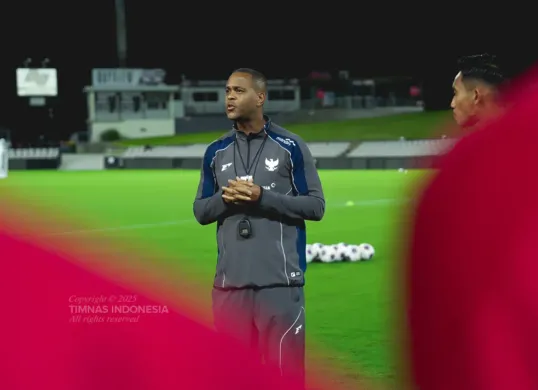 Patrick Kluivert saat memimpin sesi latihan Timnas Indonesia di Stadion Netstrata Jubilee, Sydney, Selasa, 18 Maret 2025. (Sumber: Dok. PSSI)