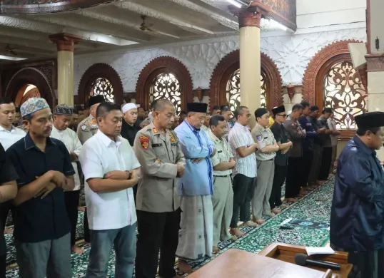 Polda Metro Jaya menggelar sholat ghaib untuk tiga anggota Polri yang tewas diduga tertembak di Kampung Manik, Kabupaten Way Kanan, Lampung. (Sumber: Dok. Humas Polda Metro Jaya)