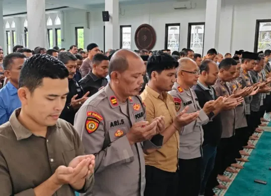 Jajaran Polres Metro Depok melaksanakan sholat ghaib di Masjid Al Ikhlas Polres Metro Depok, Selasa, 18 Maret 2025. (Sumber: Dok. Humas Polres Metro Depok)