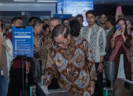 Gubernur Jakarta Pramono Anung saat melakukan uji coba QRIS TAP di MRT Jakarta. (Sumber: Dok. Bank DKI)