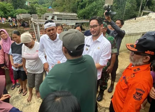 Suasana peninjauan lokasi banjir di bantaran Sungai Cimeta, Kabupaten Bandung Barat, Rabu 19 Maret 2025. (Sumber: Poskota/Gatot Poedji Utomo)