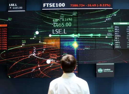 Grafik IHSG mengalami penurunan signifikan pada Maret 2025, memicu trading halt oleh BEI. (Sumber: Pinterest)