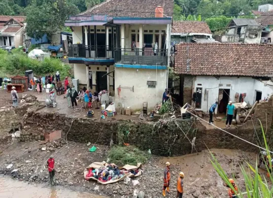 Kondisi rumah rusak akibat terjangan banjir di Sungai Cimeta, Desa Nyalindung, Kecamatan Cipatat, Kabupaten Bandung Barat. (Sumber: Poskota/Gatot Poedji Utomo)