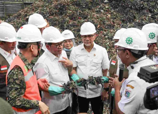 Gubernur Jakarta, Pramono Anung bersama Menko PMK, Pratikno, Menteri Koordinator Bidang Pangan Zulkifli Hasan, Menteri LH, Hanif Faisol Nurofiq, dan Kepala BNPB Suharyanto kunjungi Bantar Gebang, Jawa Barat, Rabu 19 Maret 2025. (Sumber: Kominfotik)