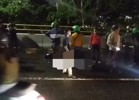 Kecelakaan tunggal pemotor di kawasan Kembangan, Jakarta Barat, Selasa 18 Maret 2025 malam. (Sumber: Instagram @info.kebonjeruk)