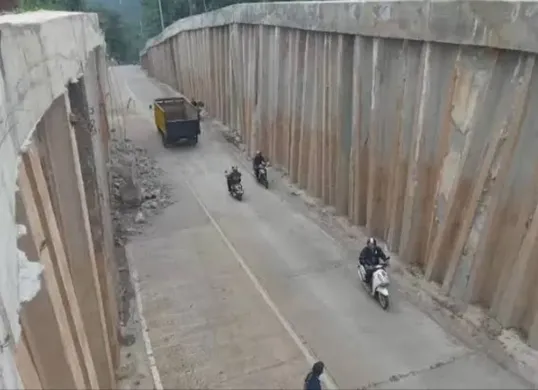 Situasi lalulintas di jalan tanjakan Bangangah, Pandeglang. (Sumber: Poskota/Samsul Fatoni)