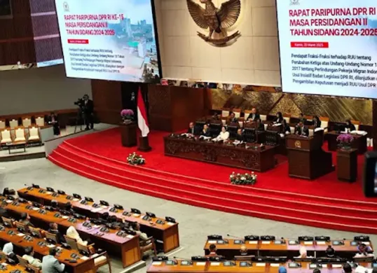 Rapat paripurna DPR pada 20 Maret 2025 mengesahkan revisi UU TNI, menandai babak baru dalam peran dan tanggung jawab Tentara Nasional Indonesia yang sekarang ini banyak dikritik publik. (Sumber: Dok/Nett)