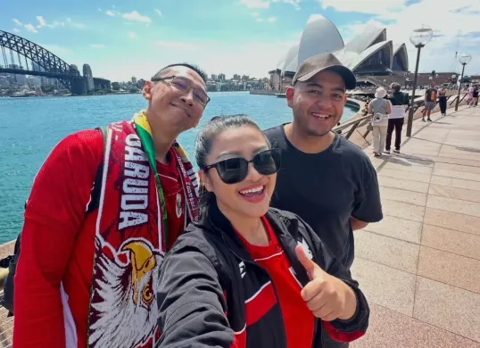 Permadi Arya atau Abu Janda berpose bersama penyanyi dangdut Fitri Carlina saat mendukung Timnas Indonesia melawan Australia ramai dihujat netijen. (Sumber: Instagram Fitri Carlina)