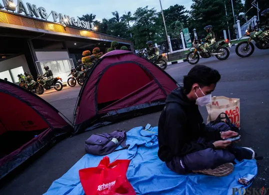 Massa aksi rela mendirikan tenda dan bermalam di palataran jalan di depan Gerbang Pancasila di belakang komplek DPR RI, Senayan, Jakarta, Kamis, 20 Maret 2025. (Sumber: Poskota/Bilal Nugraha Ginanjar)