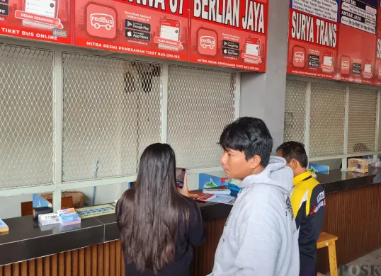 Calon penumpang saat akan memesan tiket bus di Terminal Kalideres, Jakarta Barat, Kamis, 20 Maret 2025. (Sumber: Poskota/Pandi Ramedhan)