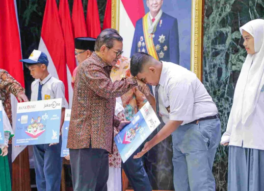 Gubernur Jakarta Pramono Anung menyerahkan KJP Plus kepada perwakilan siswa di Balai Agung, Balai Kota Jakarta, Kamis, 20 Maret 2025. (Sumber: Dok. Kominfotik Jakarta)