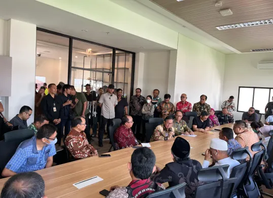 Gubernur Jakarta Pramono Anung dan Kepala Dinas Lingkungan Hidup (DLH) Jakarta Asep Kuswanto melakukan audiensi dengan warga pada Kamis 20 Maret 2025. (Sumber: Dok. Dinas LH Jakarta)