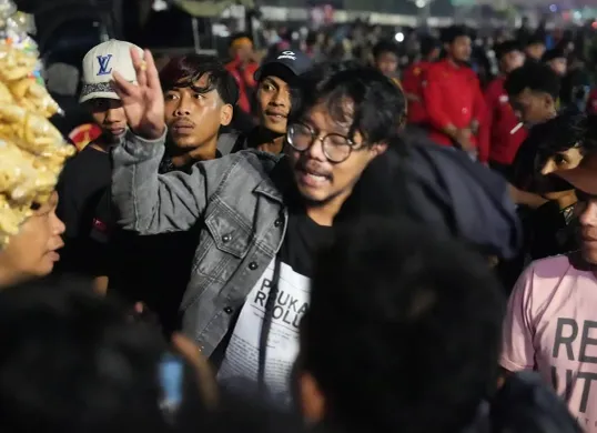 Influencer Ferry Irwandi tampak hadiri demonstrasi tolak RUU TNI di Gedung DPR RI. (Sumber: Instagram/@irwandiferry)