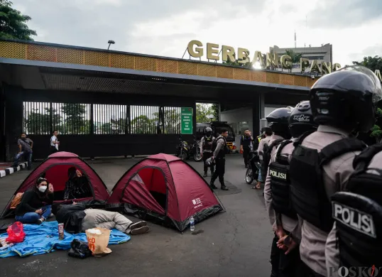 Masyarakat mendirikan tenda sebagai bagian dari aksi tolak pengesahan Revisi UU TNI di depan Gerbang Pancasila, belakang DPR RI, Senayan, Jakarta, Kamis, 20 Maret 2025. (Sumber: Poskota/Bilal Nugraha Ginanjar)