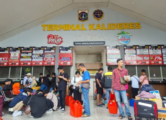 Pemudik mulai memadati Terminal Kalideres, Jakarta Barat, Kamis, 20 Maret 2025. (Sumber: Poskota/Pandi Ramedhan)