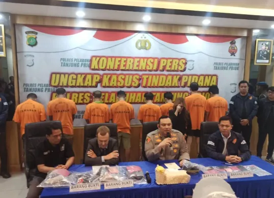 Konferensi pers pengungkapan pencurian disertai kekerasan dengan korban warga negara asing (WNA) di Polres Pelabuhan Tanjung Priok, Kamis, 20 Maret 2025. (Sumber: Dok. Humas Polres Pelabuhan Tanjung Priok)