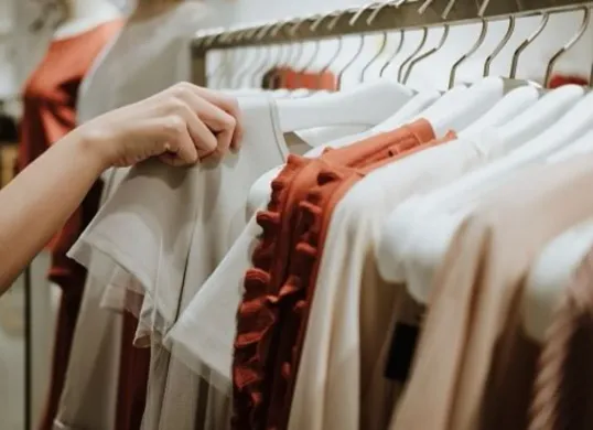 Dapatkan tips belanja baju Lebaran yang membuat penampilanmu semakin paripurna. (Sumber: Pinterest/ph.albinakoroleva)