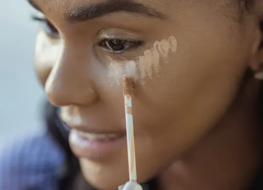 Cara memakai concealer makeup di bawah mata (Sumber: Pexels/George Milton)