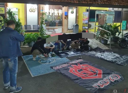 Kumpulan remaja konvoi sambil membawa bendera dan menyalakan petasan di jalan raya ditangkap unit Reskrim Polsek Palmerah, Jumat, 21 Maret 2025. (Sumber: Poskota/Pandi Ramedhan)