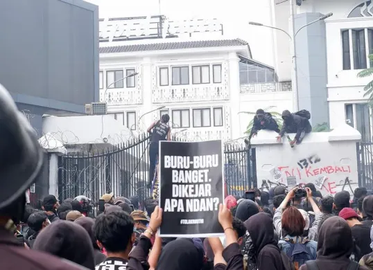 Hari 2, Jumat 21 Maret 2025, masaa aksi di Bandung masih melakukan protes dan menolak disahkannya undang-undang TNI. (LBH Bandung)