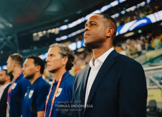 Pelatih Timnas Indonesia, Patrick Kluivert dirujak suporter setelah kalah telak dari Australia. (Foto: kitagaruda.id)